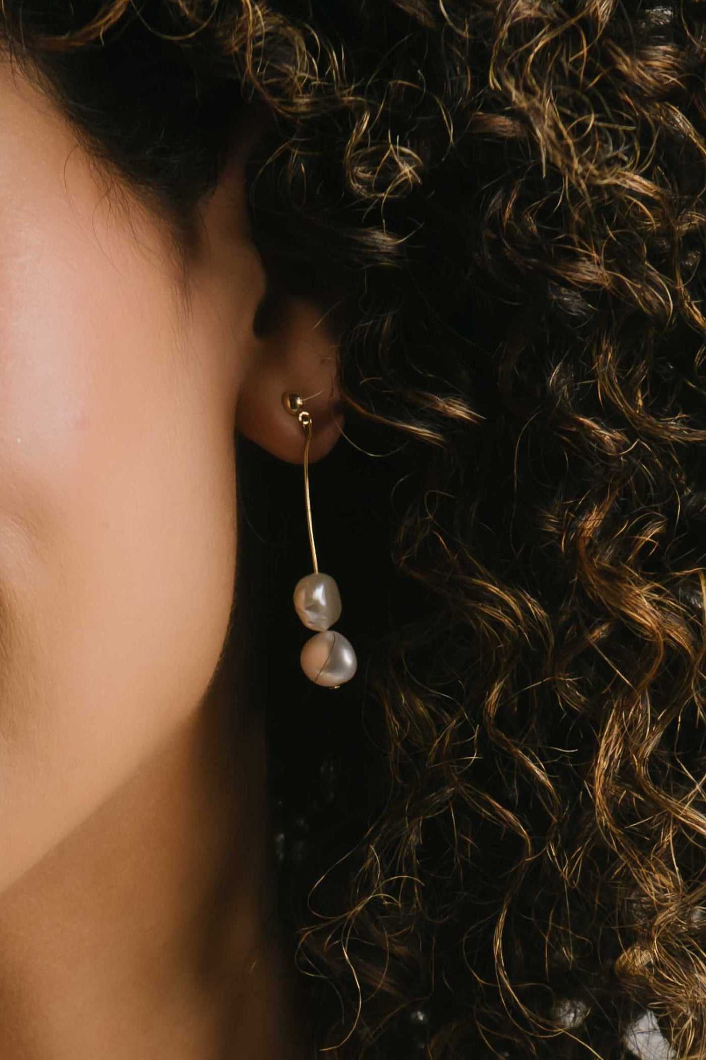 This is a pearl drop earring perfect for brides.