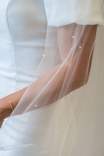 A close up shot of the perfect simple and soft scattered pearl veil.